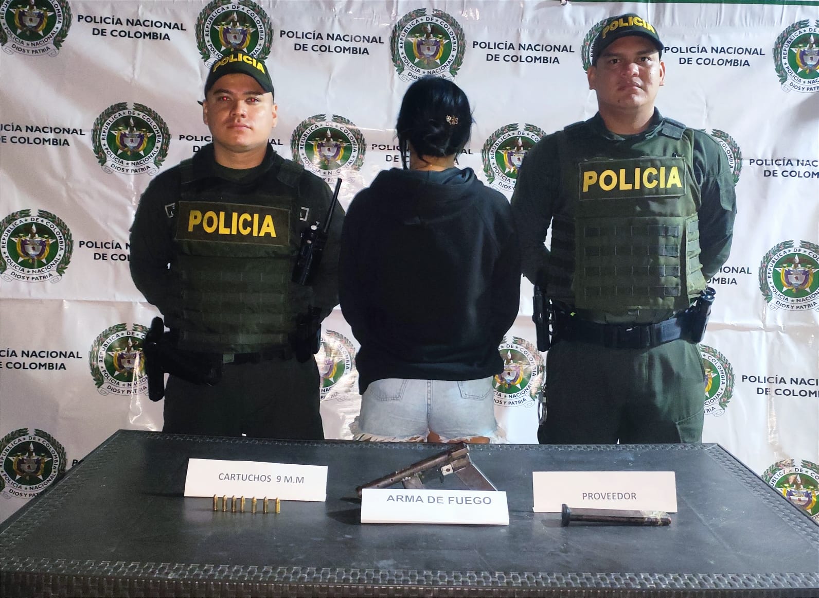 Mujer fue capturada por portar un arma de fuego hechiza – Noticias en Línea